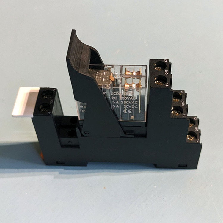 رله دوکنتاکت کنترون مدل 220VAC-5A به همراه پایه